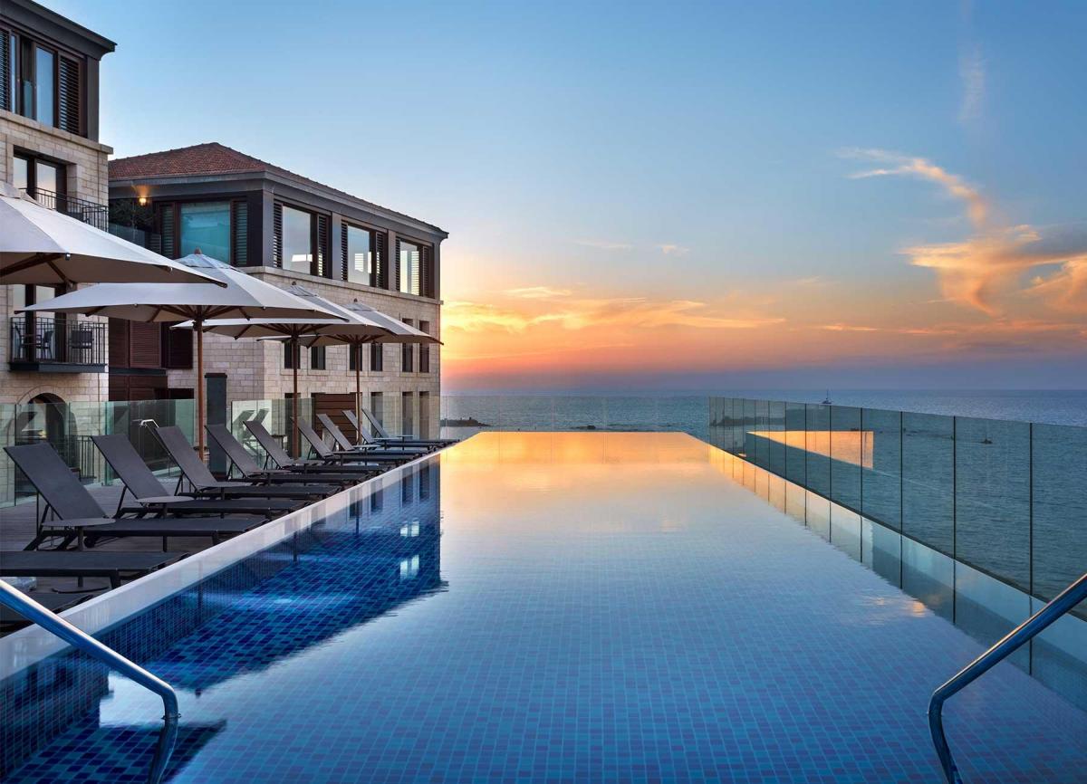   בריכה חיצונית בגג המלון- ספא במלון סטאי תל אביב