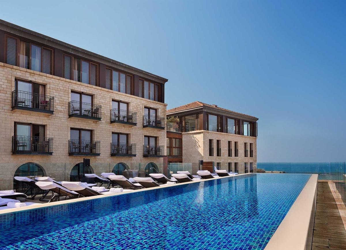   בריכה חיצונית בגג המלון- ספא במלון סטאי תל אביב