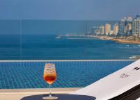   בריכה חיצונית בגג המלון- ספא במלון סטאי תל אביב