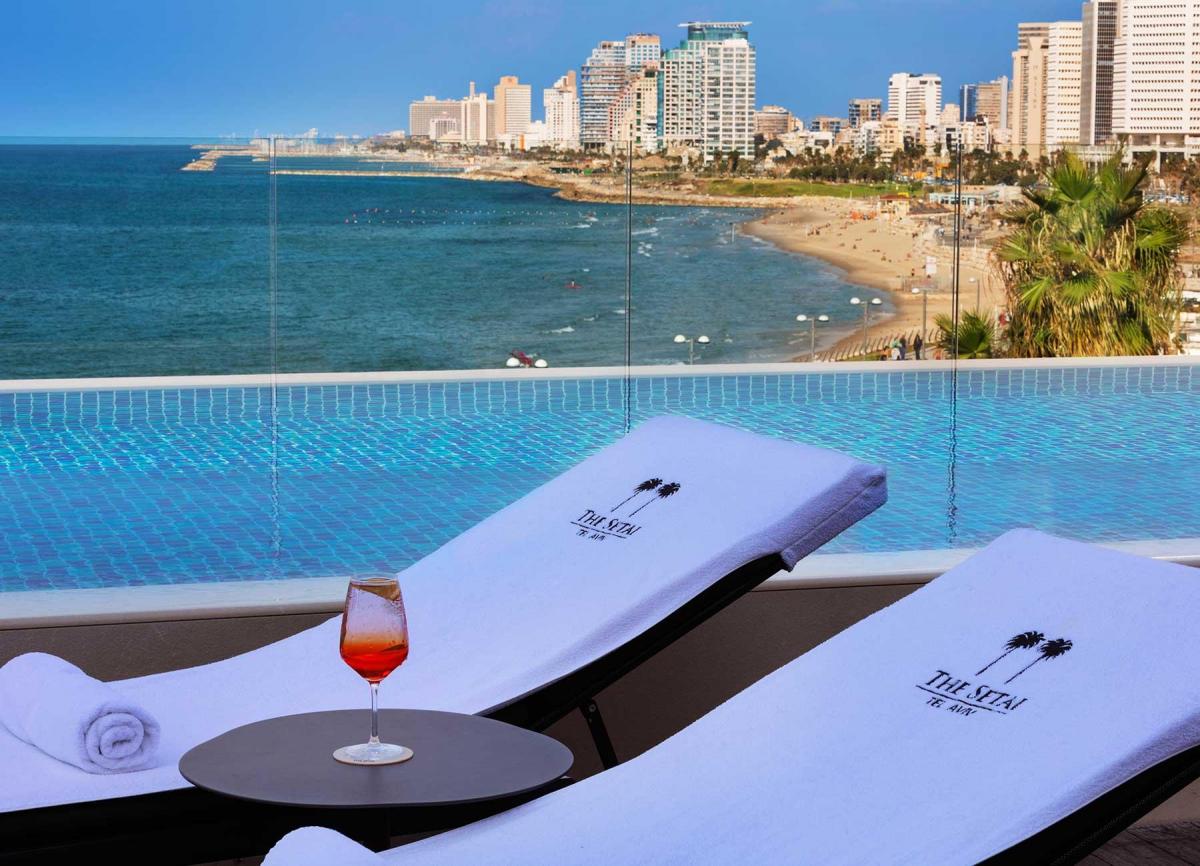  כיסאות מנוחה בגג המלון- ספא במלון סטאי תל אביב