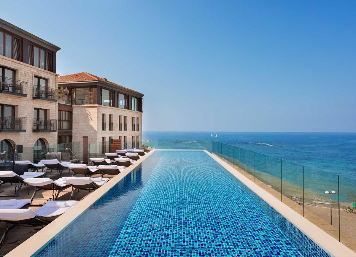  בריכה חיצונית בגג המלון- ספא במלון סטאי תל אביב