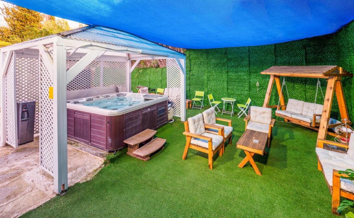 איזור ישיבה בחצר וגקוזי - ספא פור יו 