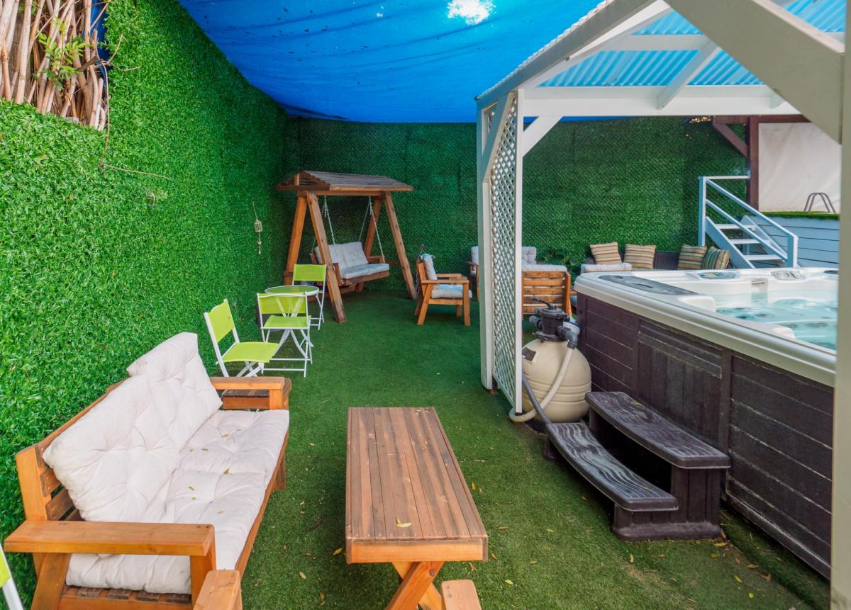  פינת ישיבה יחד עם גקוזי - ספא פור יו 