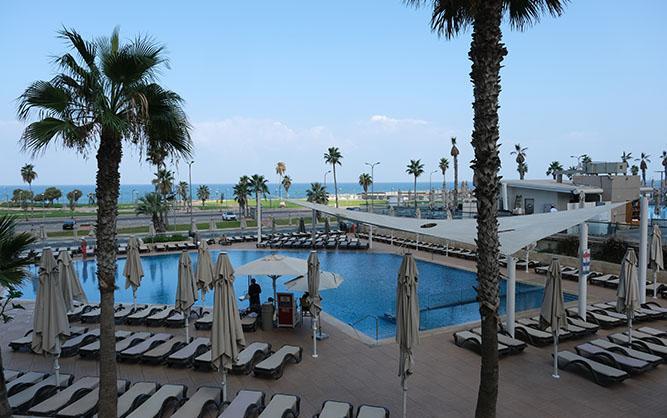  בריכת המלון - אמרלד ספא במלון דן פנורמה תל אביב