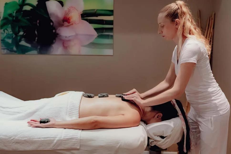  עיסוי אבנים חמות - ספא אושן במלון גייקוב 