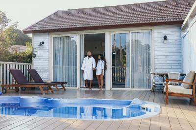 חבילת ספא זוגית הכוללת עיסוי למשך 60 דקות, ארוחת בוקר וכניסה לטרקלין