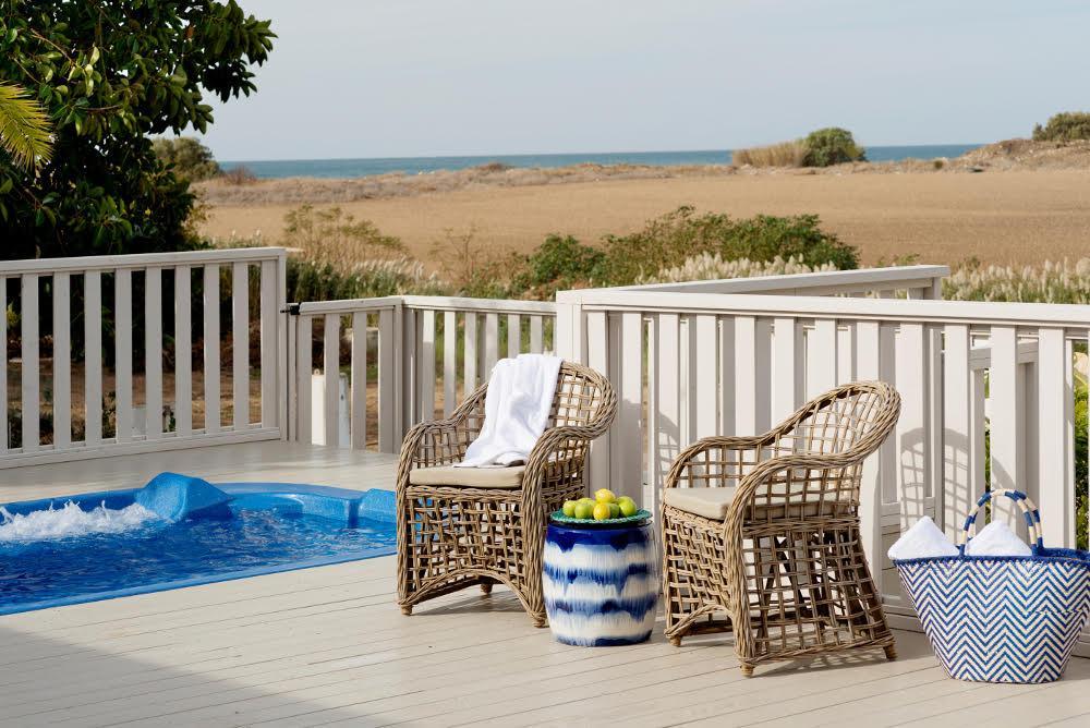  פינת ישיבה בחצר - ספא ניאה 