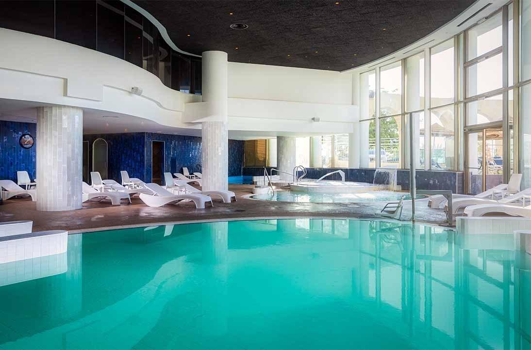  בריכה פנימית - ספא אנגוי