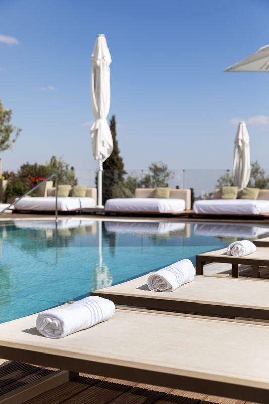  מיטות שיזוף ליד הבריכה - ספא קסיה ירושלים 