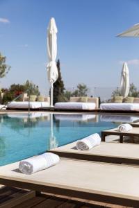  מיטות שיזוף ליד הבריכה - ספא קסיה ירושלים 