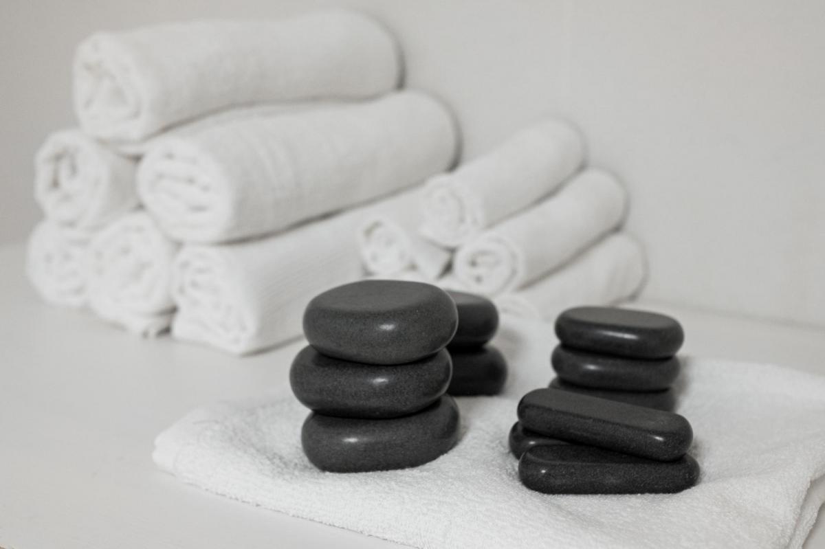   עיסוי אבנים חמות - ספא קראון פלזה חיפה