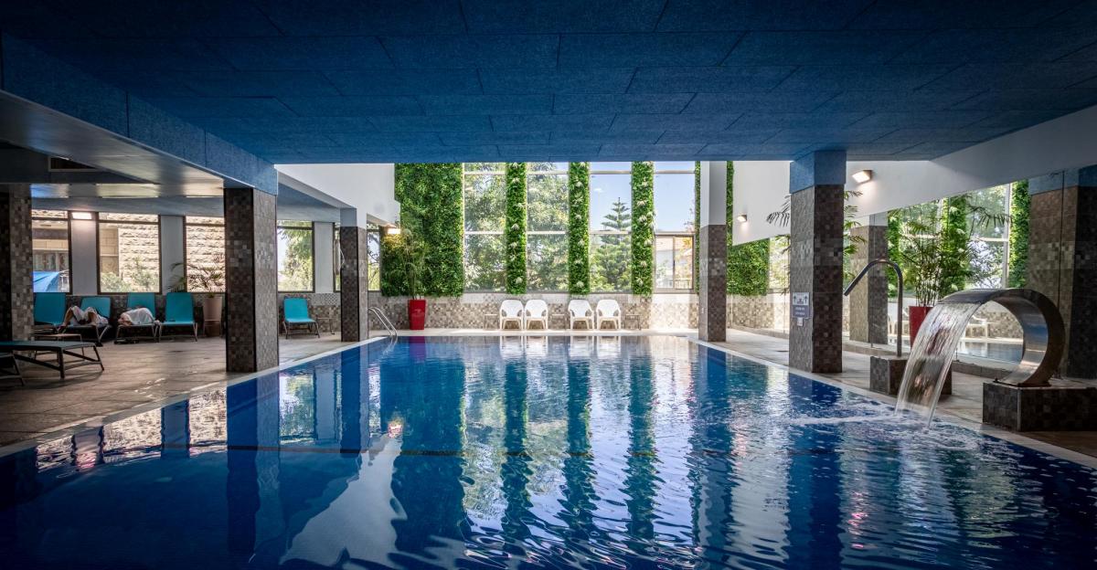  בריכה פנימית - ספא במלון רמדה נצרת