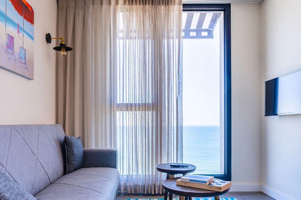   פינת ישיבה בחדר - מלון רוקסון בת ים 