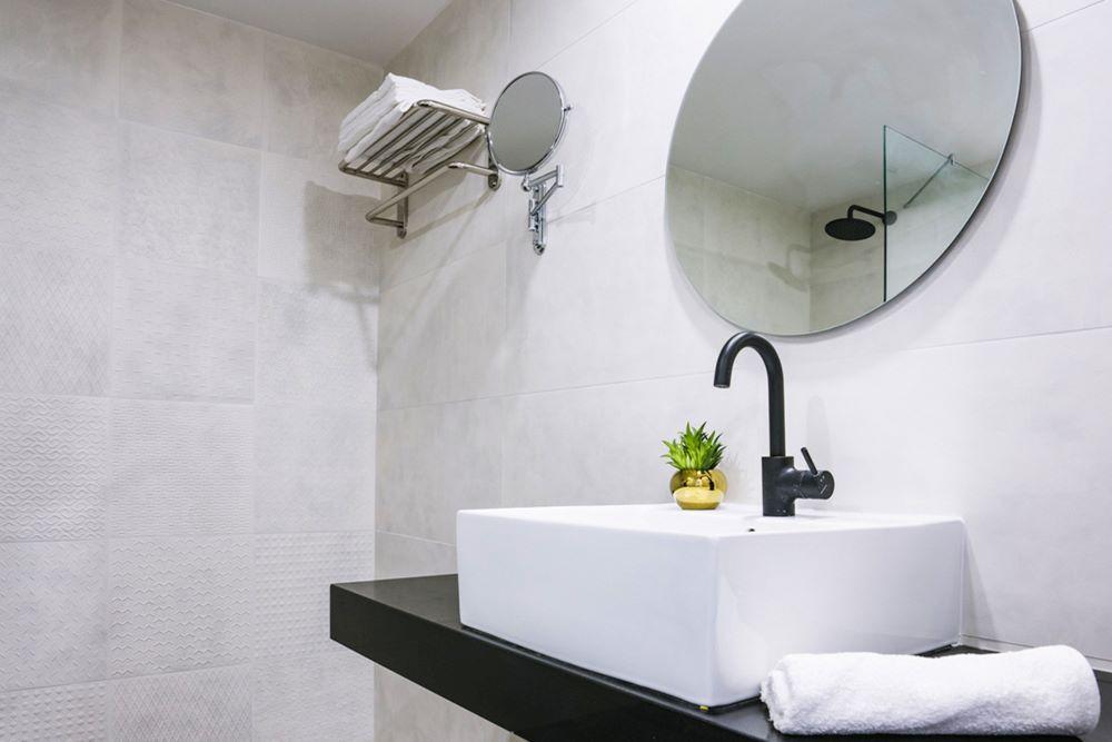  חדר רחצה - מלון רוקסון בת ים 