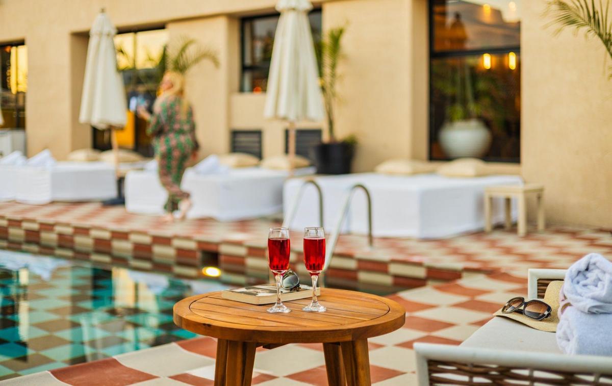  פינות ישיבה ליד הבריכה  - מלון בראון אילת 