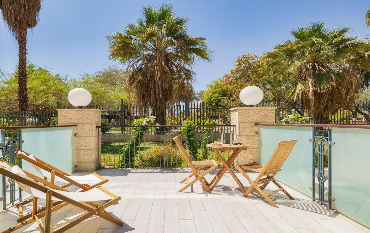   פינות ישיבה חיצוניות - מלון בראון רד סי 