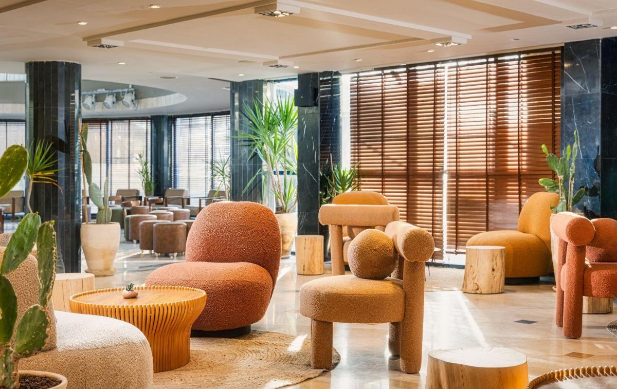   פינות ישיבה - מלון בראון רד סי 