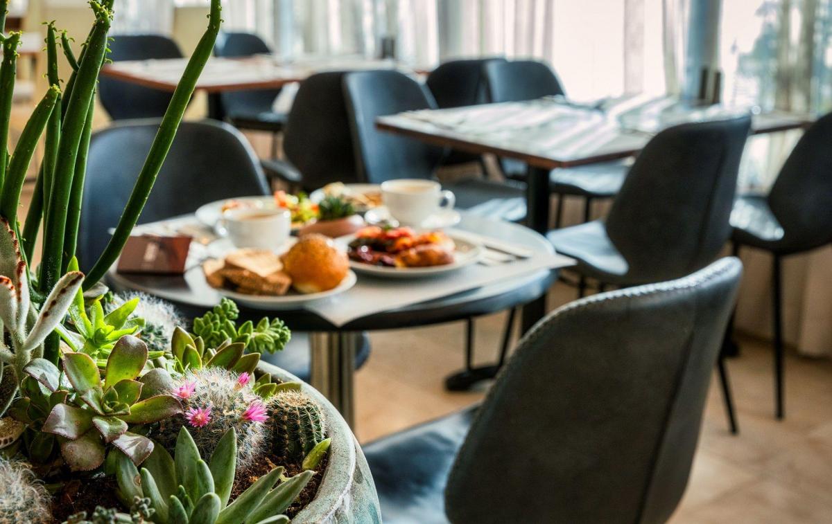  מסעדת המלון - מלון ברטון רד סי אילת