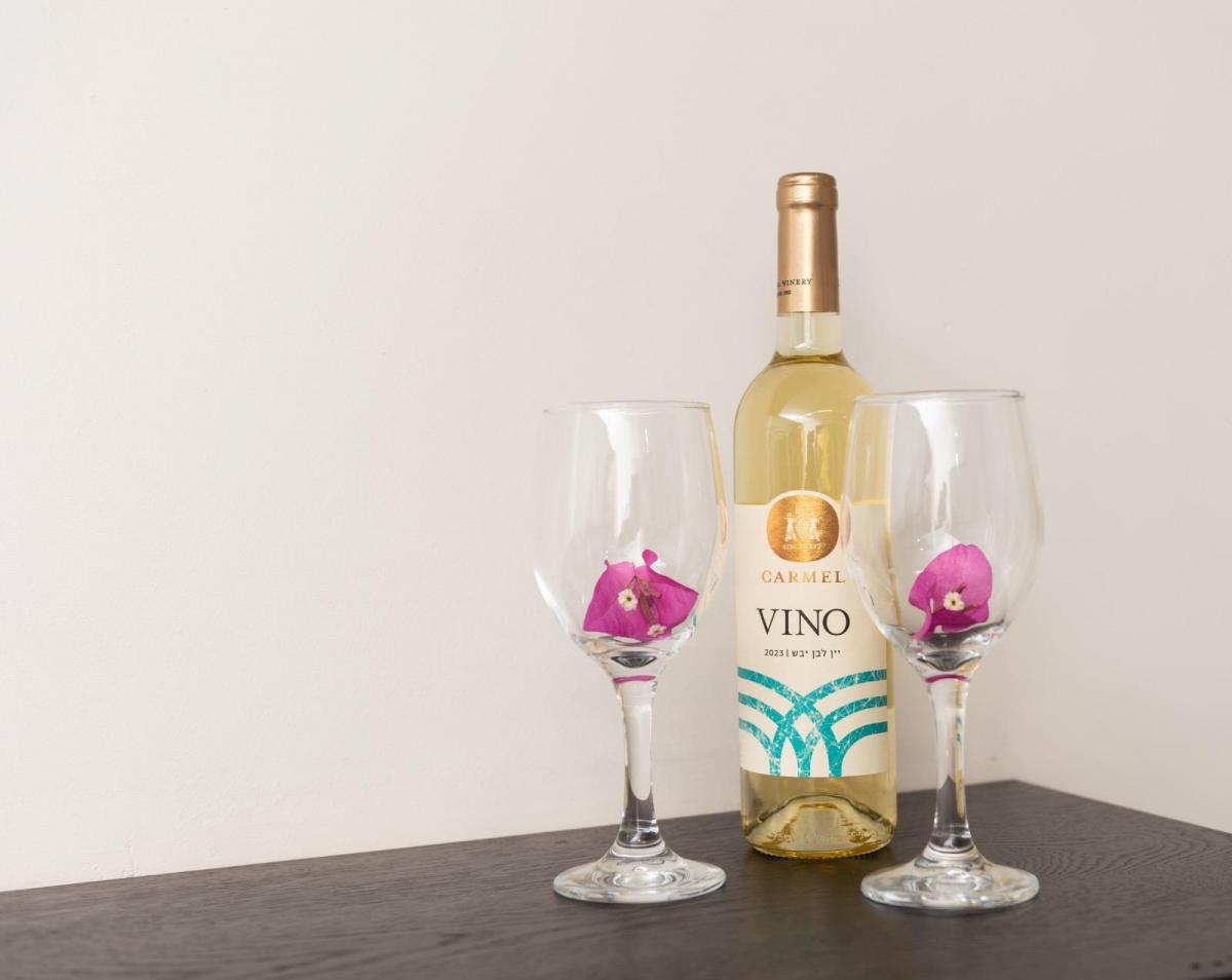 זוג כוסות יין - ספא במלון ג'אפה פורט