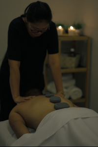   עיסוי אבנים חמות - ספא במלון ג'אפה פורט