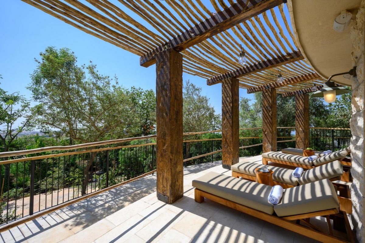  מיטות שיזוף במרפסת - ספא כנען 