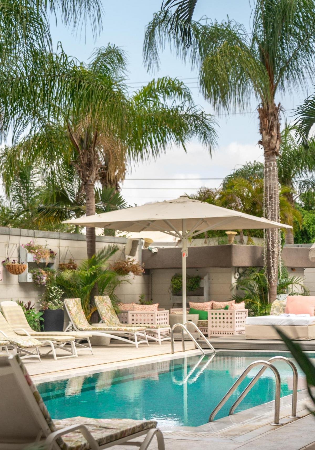   בריכה חיצונית - ספא אחוזת הספא