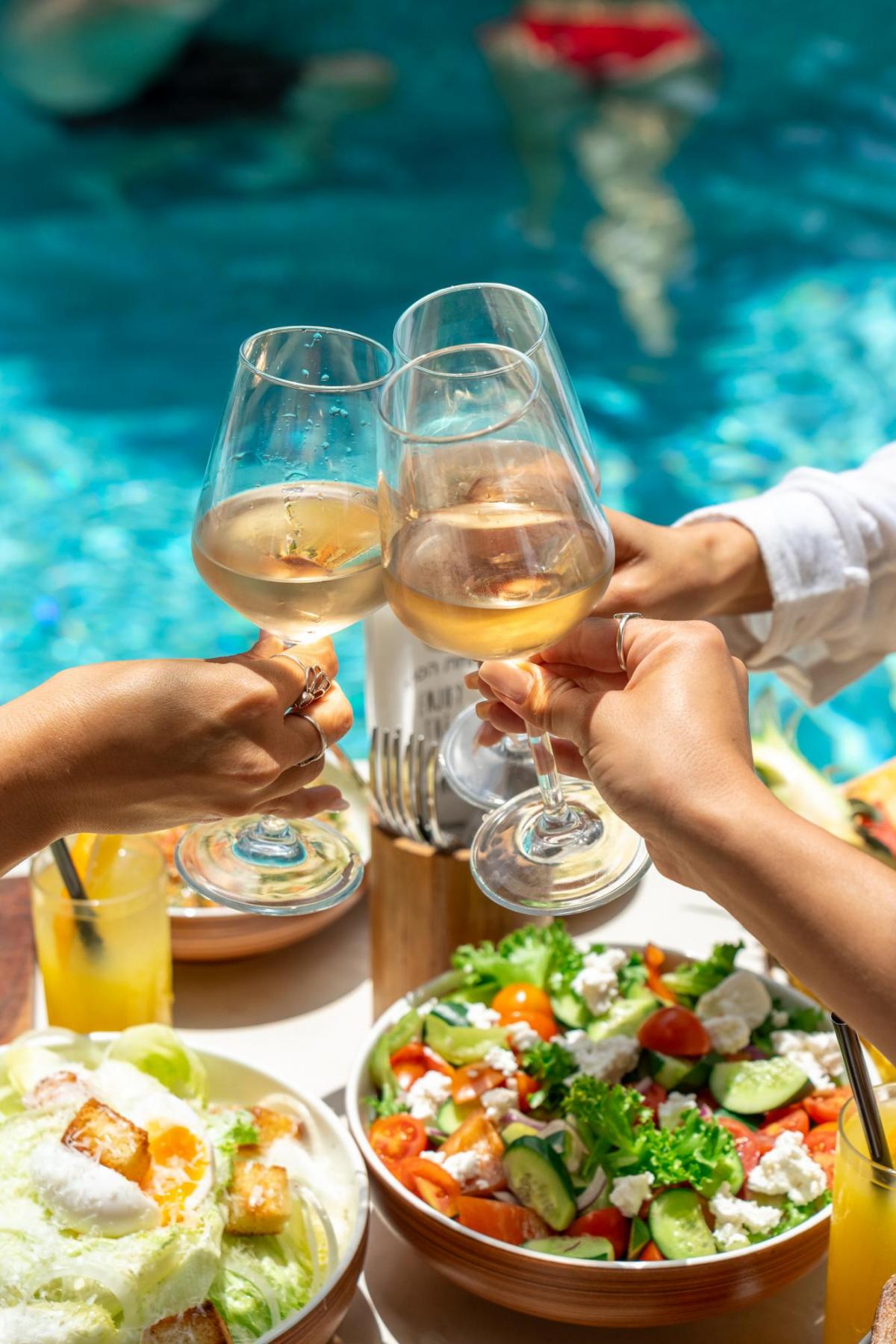   ארוחת בוקר וכוסות יין - ספא אחוזת הספא