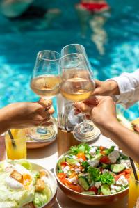   ארוחת בוקר וכוסות יין - ספא אחוזת הספא