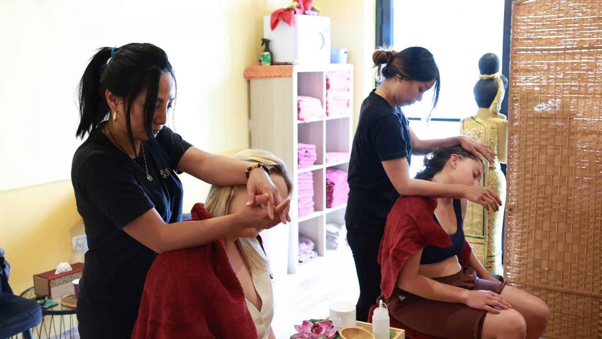 עיסוי ראש כתפיים וצאוור - ספא סאן תאי