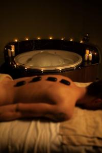  עיסוי אבנים חמות - ספא קאסה סוזנה