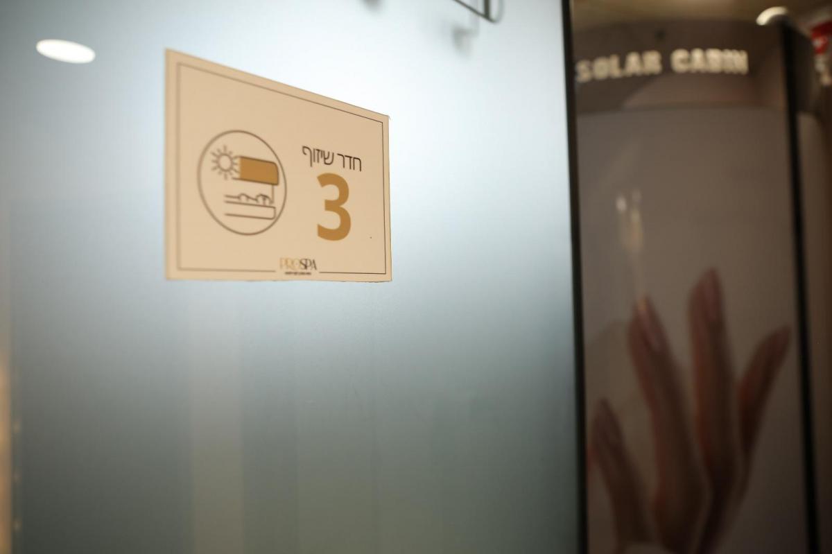  כניסה לחדר שיזוף - פרו ספא אופקים