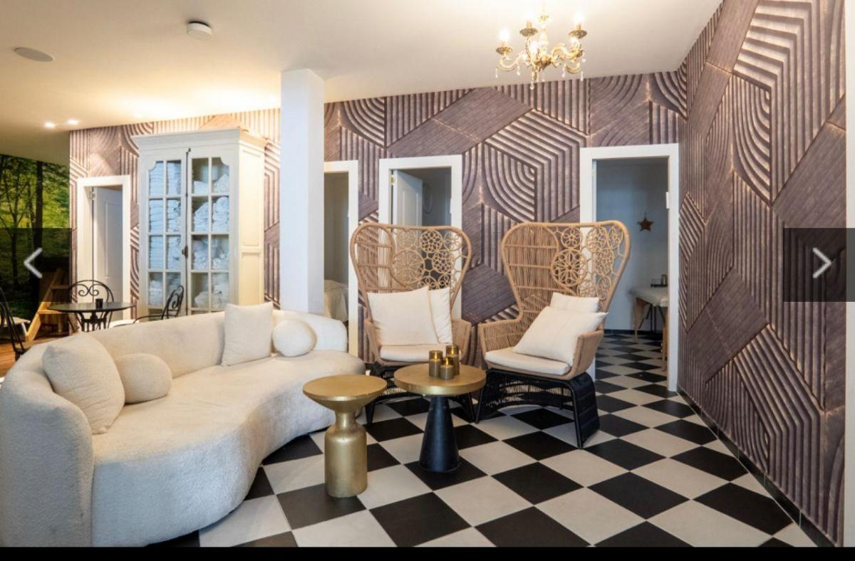    פינות ישיבה במתחם - ספא דימונדס כפר שמריהו