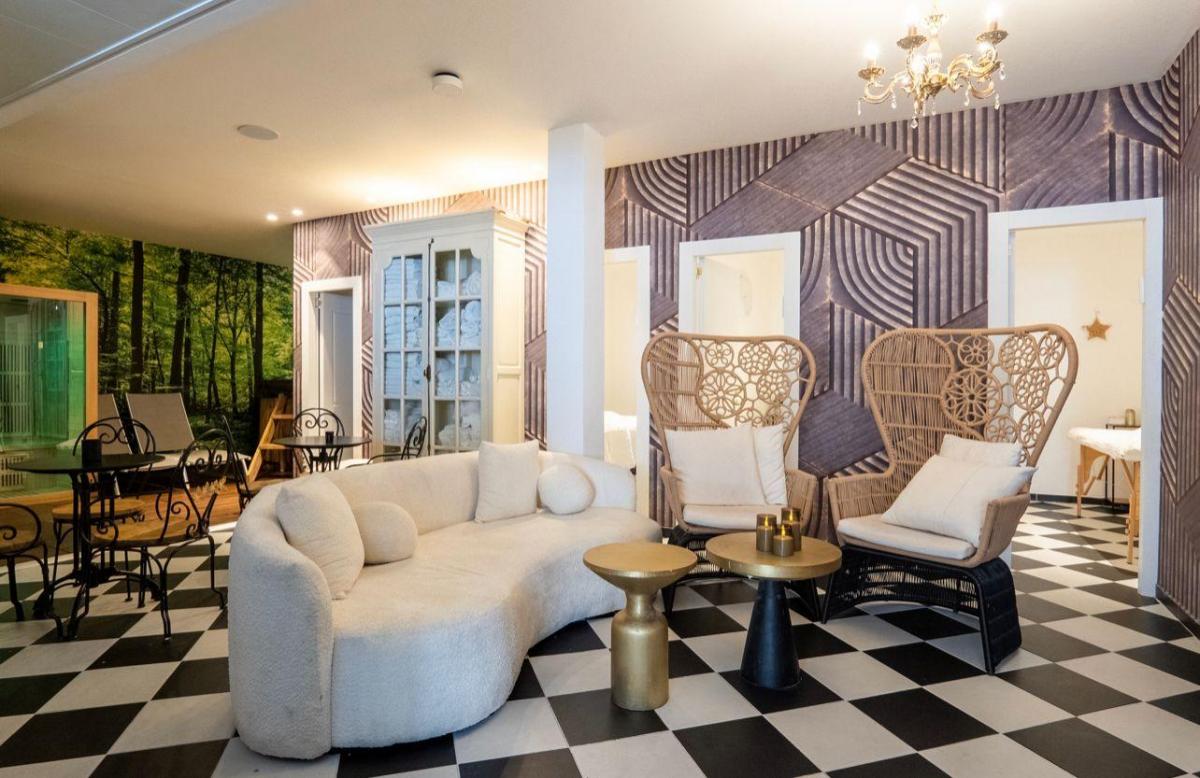   פינות ישיבה במתחם - ספא דימונדס כפר שמריהו