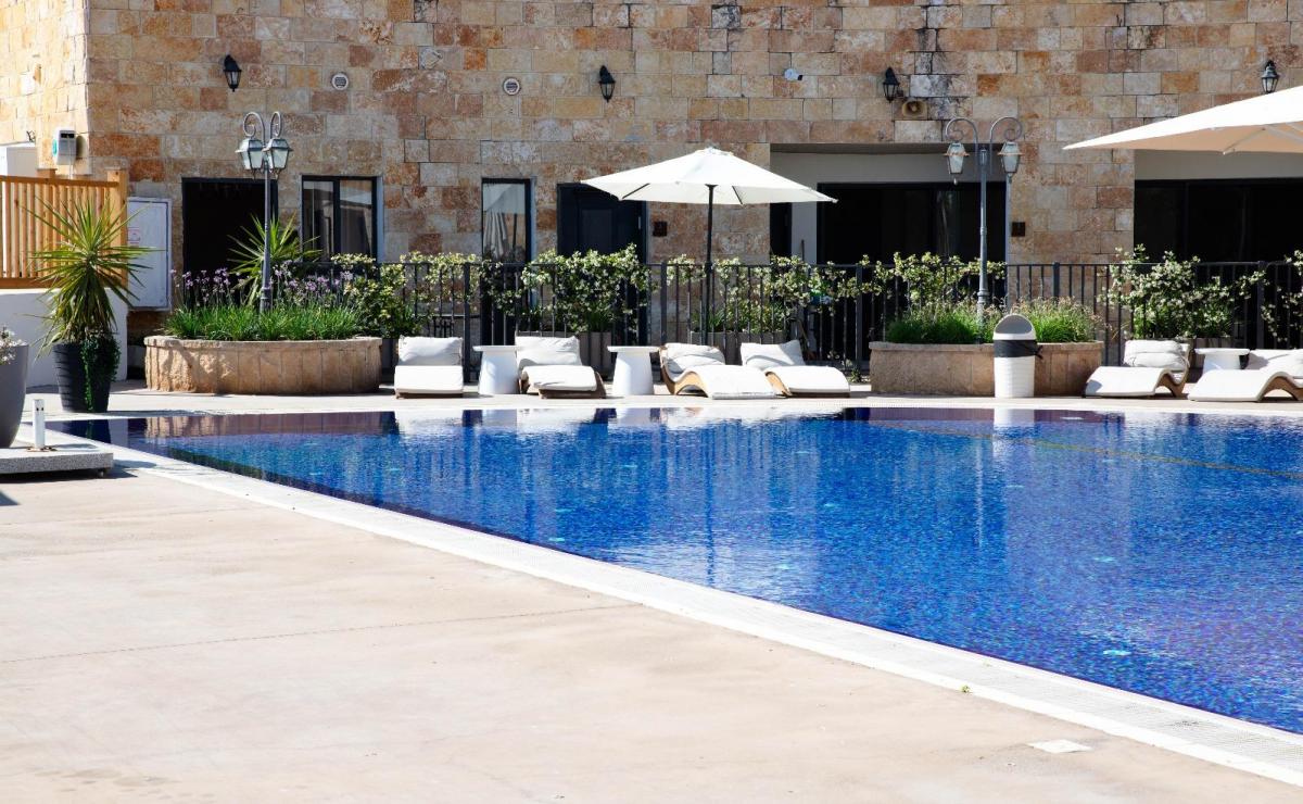  בריכה חיצונית במלון - ספא במלון בריאה