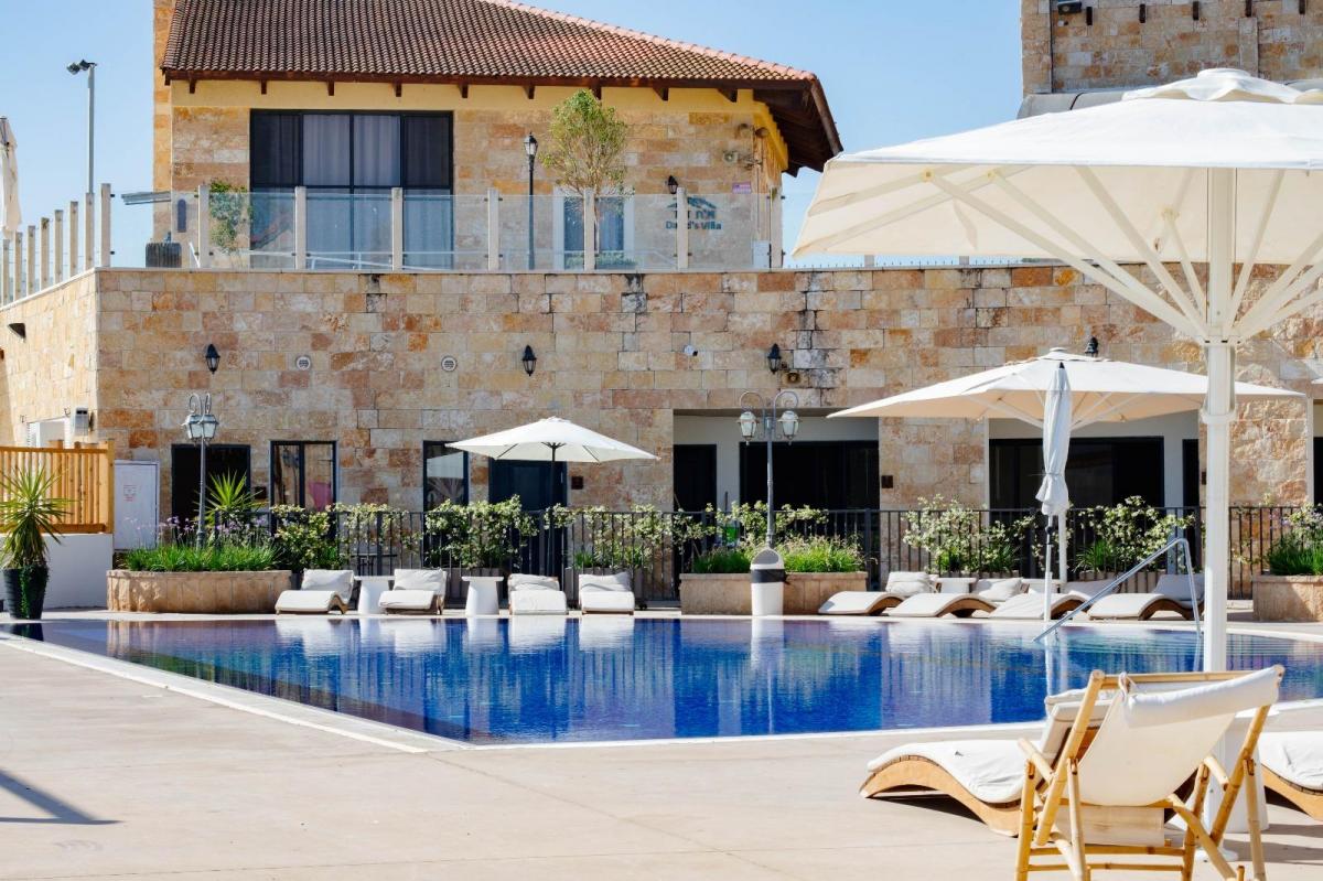  בריכה חיצונית - ספא במלון בריאה