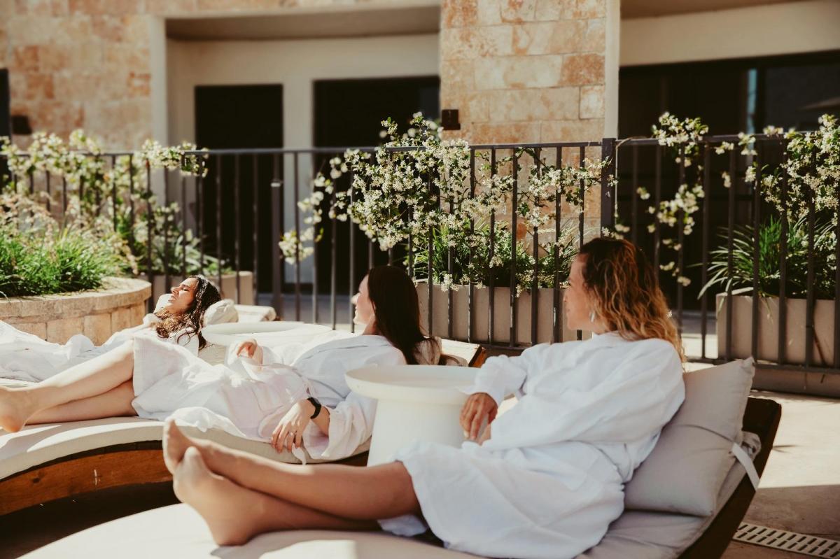  מיטות שיזוף חיצוניות - ספא במלון בריאה
