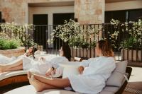  מיטות שיזוף חיצוניות - ספא במלון בריאה