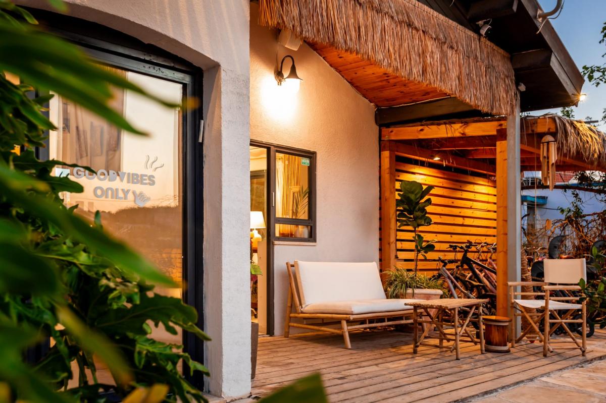   פינות ישיבה בחצר - דולפין וילג' בשבי ציון