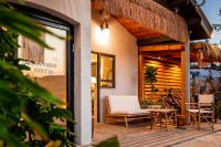   פינות ישיבה בחצר - דולפין וילג' בשבי ציון