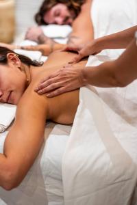  עיסוי זוגי - דולפין וילג' בשבי ציון