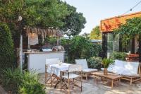   בר חיצוני עם פינות ישיבה - דולפין וילג' בשבי ציון