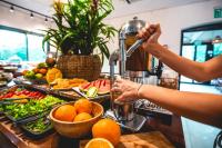   ארוחת בוקר - דולפין וילג' בשבי ציון