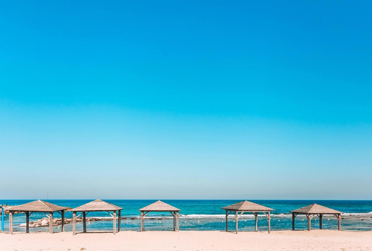  חוף הים - דולפין וילג' בשבי ציון