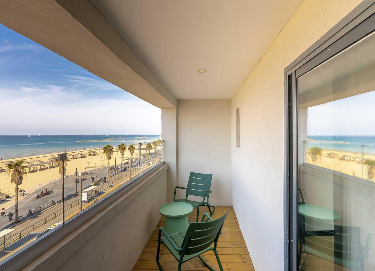  מרפסת - מלון סבן סיז 