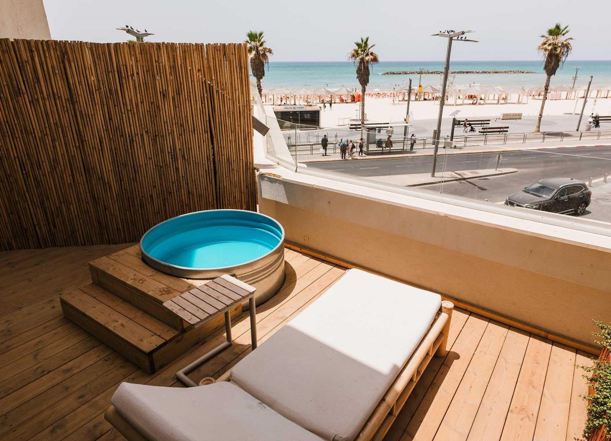 שכשוכית ומיטת שיזוף במרפסת - מלון סבן סיז 