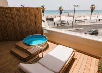 שכשוכית ומיטת שיזוף במרפסת - מלון סבן סיז 