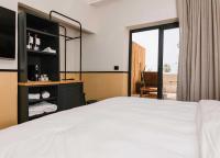    חדר לינה זוגי עם מרפסת - מלון סבן סיז 