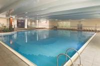  בריכה פנימית - ספא במלון רמדה 