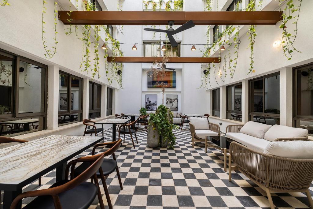   פינת ישיבה חיצונית - ספא במלון 1935