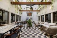   פינת ישיבה חיצונית - ספא במלון 1935